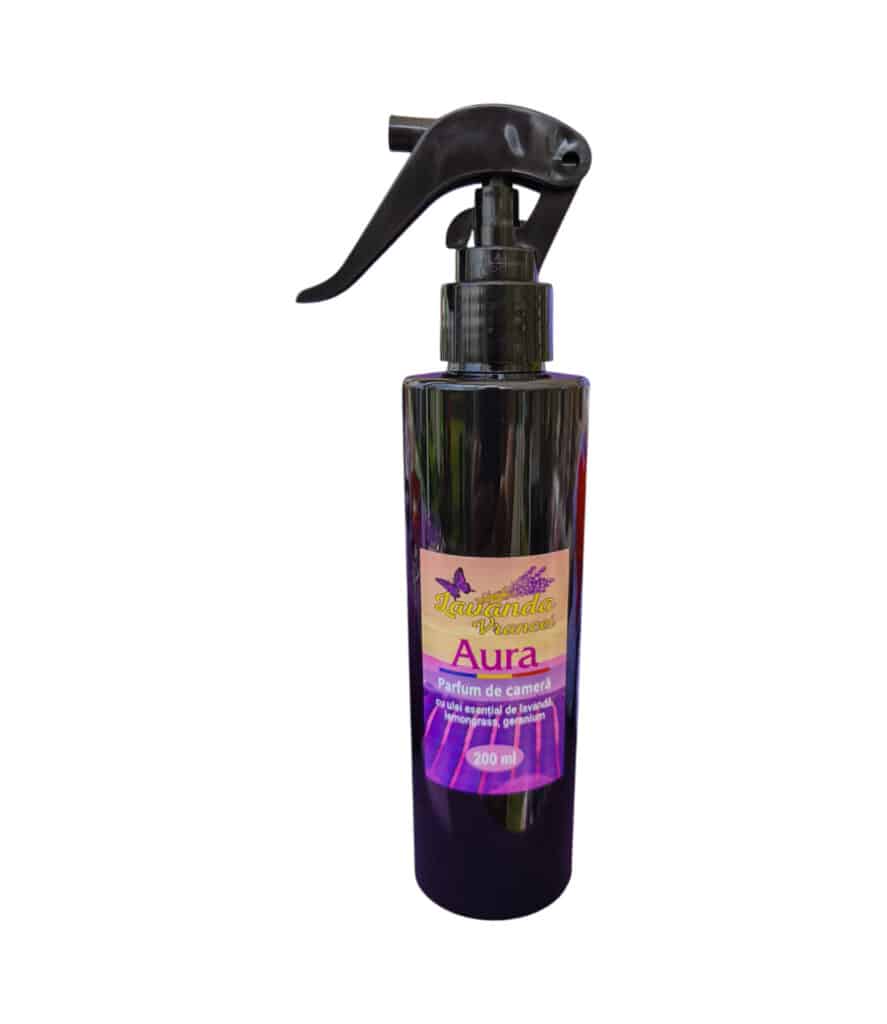 Spatele sticlei de parfum de cameră Aura 200 ml, cu eticheta ingredientelor pe fundal mov